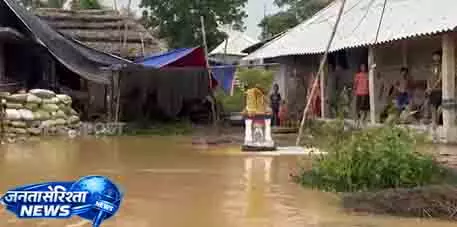 Odisha में बाढ़ का पानी बढ़ने से कई गाँव कटे Odisha में बाढ़ का पानी बढ़ने से कई गाँव कटे