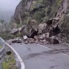 Shimla: एनएच-05 पर लैंडस्लाइड, हिमाचल में यातायात बुरी तरह प्रभावित Shimla: एनएच-05 पर लैंडस्लाइड, हिमाचल में यातायात बुरी तरह प्रभावित