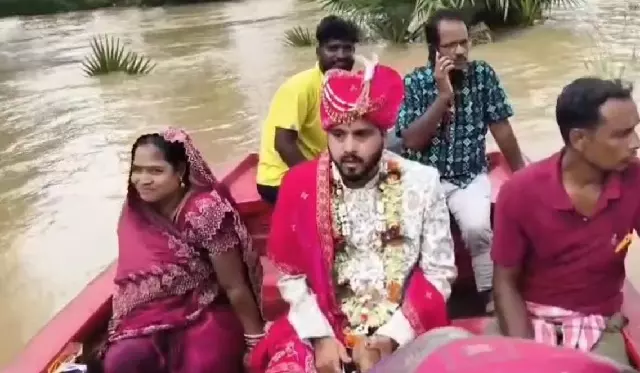 Odisha में बाढ़ के बीच जुगाड़ गाड़ी पर बारात Odisha में बाढ़ के बीच जुगाड़ गाड़ी पर बारात