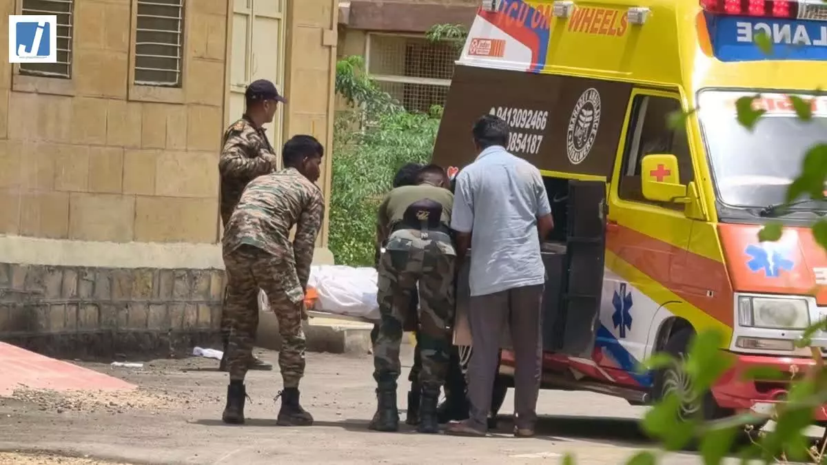 4-5 बार पलटी...ऊंट से टक्कर के बाद कार सवार मेजर की मौत, दो लेफ्टिनेंट घायल 4-5 बार पलटी...ऊंट से टक्कर के बाद कार सवार मेजर की मौत, दो लेफ्टिनेंट घायल