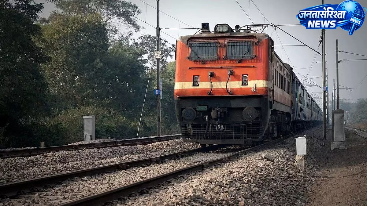 पुष्पक एक्सप्रेस की खिड़की से लटका मिला युवक का शव पुष्पक एक्सप्रेस की खिड़की से लटका मिला युवक का शव