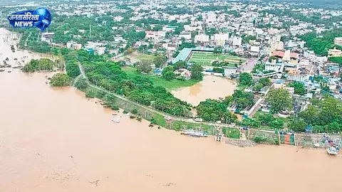 गोदावरी में फंसे 38 लोग, रेस्क्यू ऑपरेशन जारी गोदावरी में फंसे 38 लोग, रेस्क्यू ऑपरेशन जारी