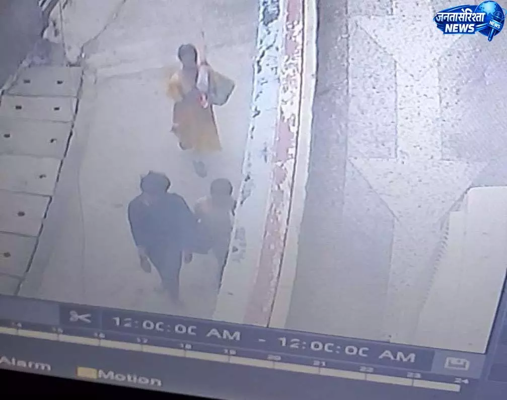 घर में घुसकर मोबाइल-पर्स उड़ाने वाला गिरोह सक्रिय, CCTV में कैद हुए संदिग्ध घर में घुसकर मोबाइल-पर्स उड़ाने वाला गिरोह सक्रिय, CCTV में कैद हुए संदिग्ध