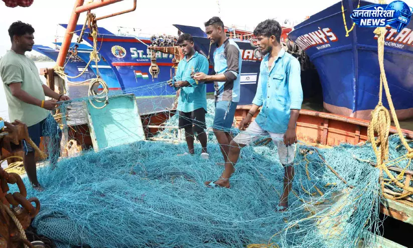 ट्रॉलिंग प्रतिबंध खत्म, आधी रात से चलेंगी नावें ट्रॉलिंग प्रतिबंध खत्म, आधी रात से चलेंगी नावें