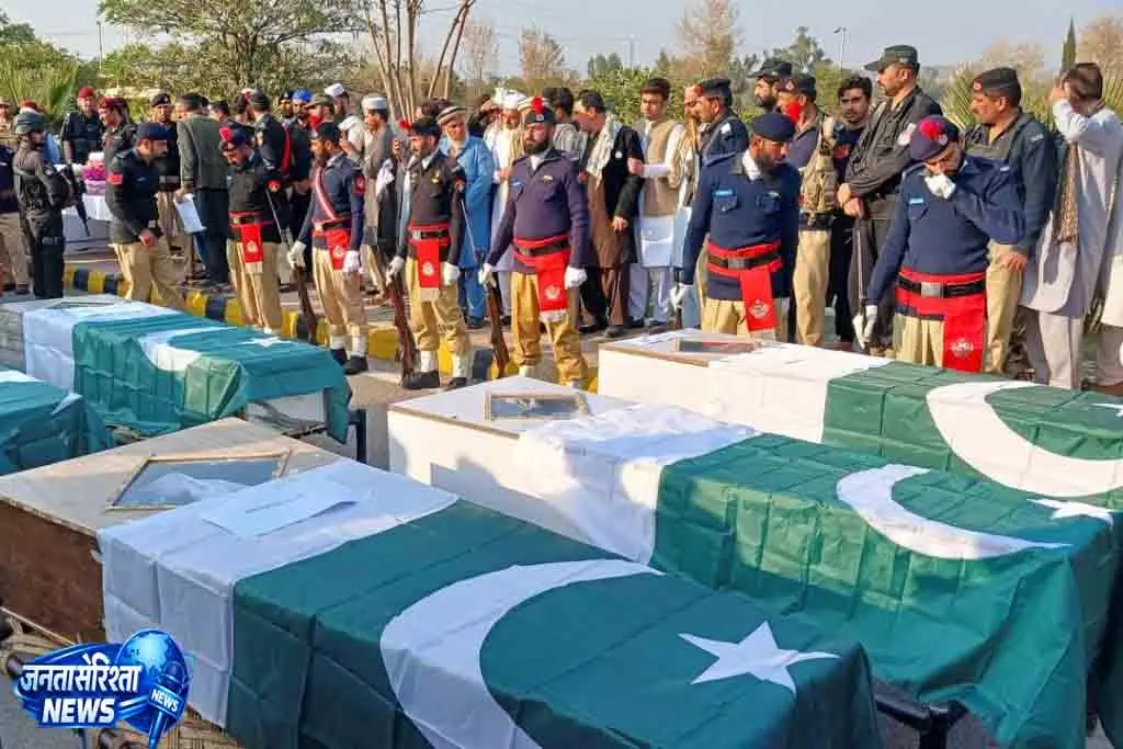 उत्तर-पश्चिम Pakistan में चरमपंथियों के हमले में नौ पुलिसकर्मी मारे गए। उत्तर-पश्चिम Pakistan में चरमपंथियों के हमले में नौ पुलिसकर्मी मारे गए।
