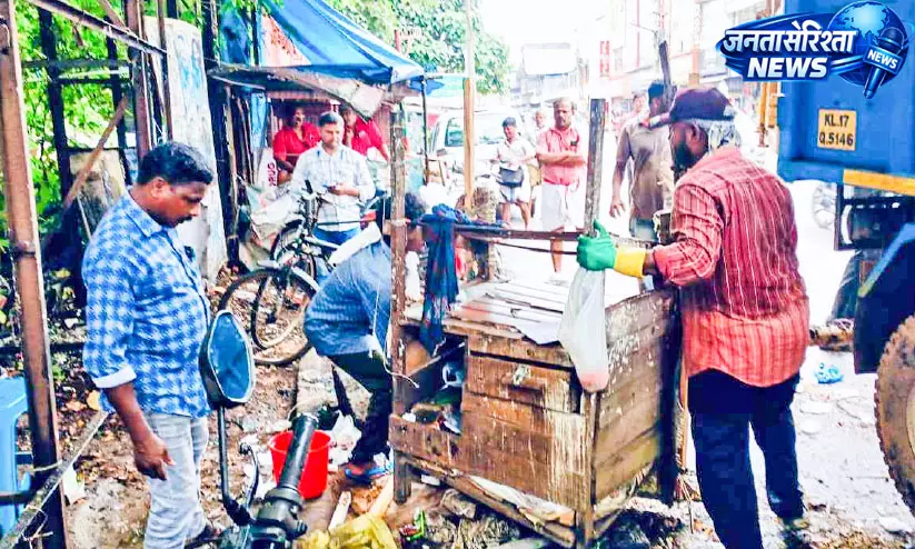 मुवत्तुपुझा में अवैध स्टॉल हटे, ड्रग्स के खिलाफ सख्ती मुवत्तुपुझा में अवैध स्टॉल हटे, ड्रग्स के खिलाफ सख्ती