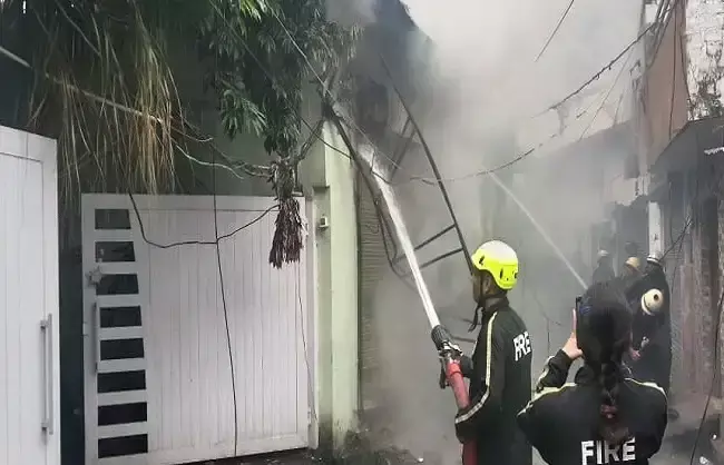 Dehradun: फोटो फ्रेमिंग शॉप में आग, समय रहते पाया गया काबू Dehradun: फोटो फ्रेमिंग शॉप में आग, समय रहते पाया गया काबू