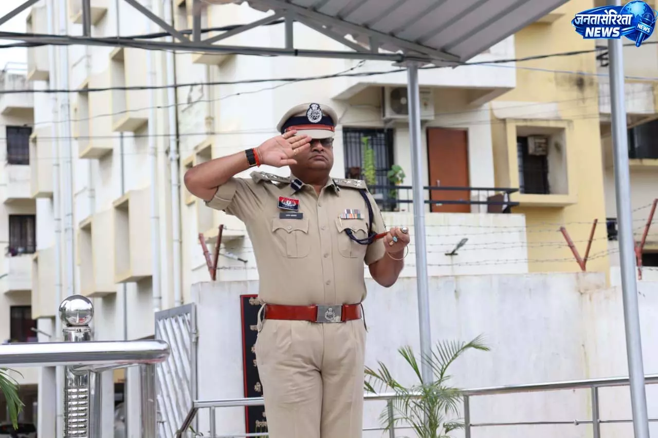 DIG-SSP राजेश अग्रवाल ने परेड की सलामी ली, उत्कृष्ट जवानों को किया सम्मानित DIG-SSP राजेश अग्रवाल ने परेड की सलामी ली, उत्कृष्ट जवानों को किया सम्मानित