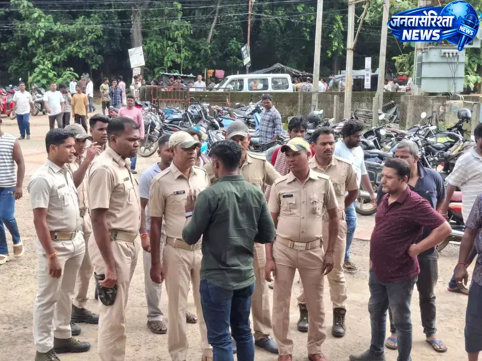 स्कूल परिसर में छात्र की चाकू मारकर हत्या, जांच शुरू स्कूल परिसर में छात्र की चाकू मारकर हत्या, जांच शुरू