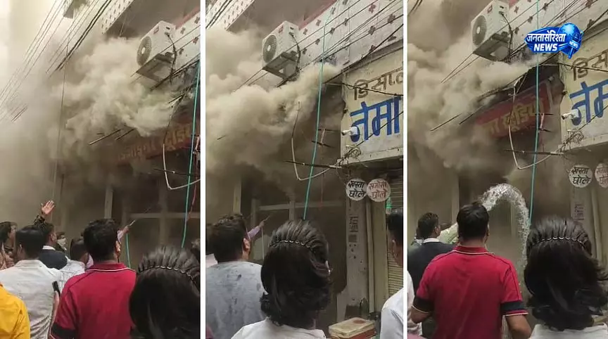भोपाल के चौक बाजार में लहंगे की दुकान में लगी भीषण आग भोपाल के चौक बाजार में लहंगे की दुकान में लगी भीषण आग