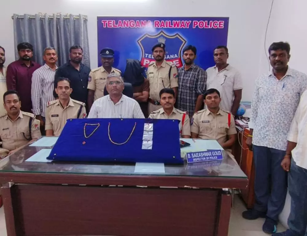 सिकंदराबाद रेलवे पुलिस ने चोर को गिरफ्तार किया, 63 ग्राम सोना बरामद किया सिकंदराबाद रेलवे पुलिस ने चोर को गिरफ्तार किया, 63 ग्राम सोना बरामद किया