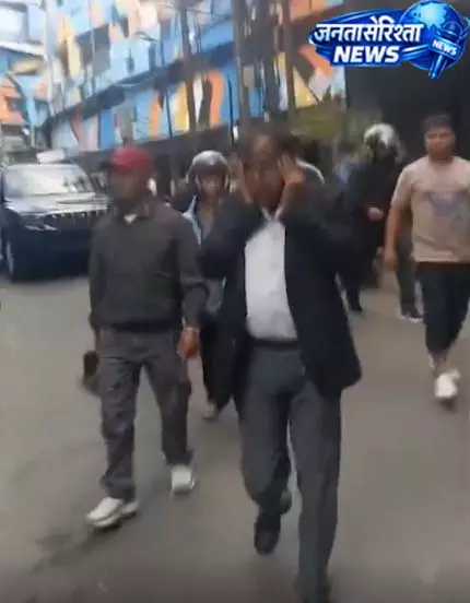 शिलॉन्ग में वकील को सड़क पर घुमाने का मामला, लॉ इंटर्न से छेड़छाड़ के आरोप के बाद मचा हंगामा शिलॉन्ग में वकील को सड़क पर घुमाने का मामला, लॉ इंटर्न से छेड़छाड़ के आरोप के बाद मचा हंगामा