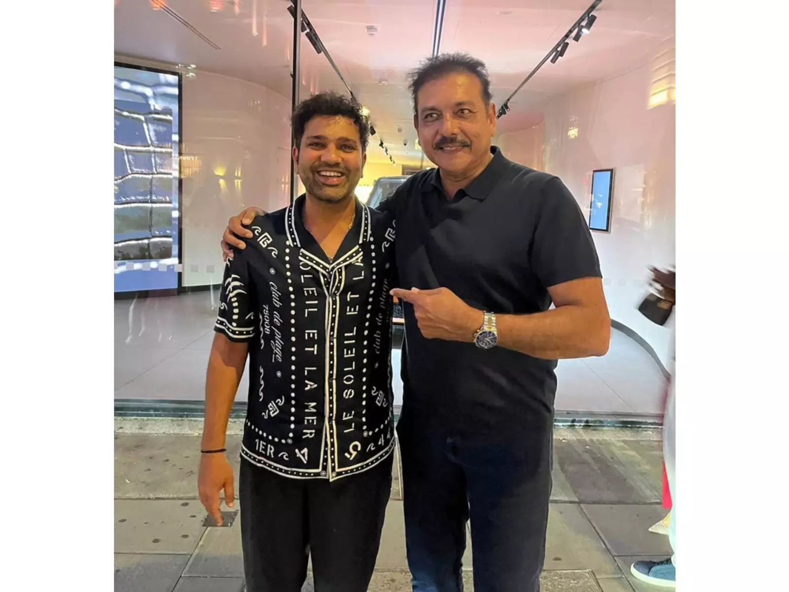 क्लीन शेव लुक में रोहित शर्मा को देखकर फैंस हुए हैरान क्लीन शेव लुक में रोहित शर्मा को देखकर फैंस हुए हैरान