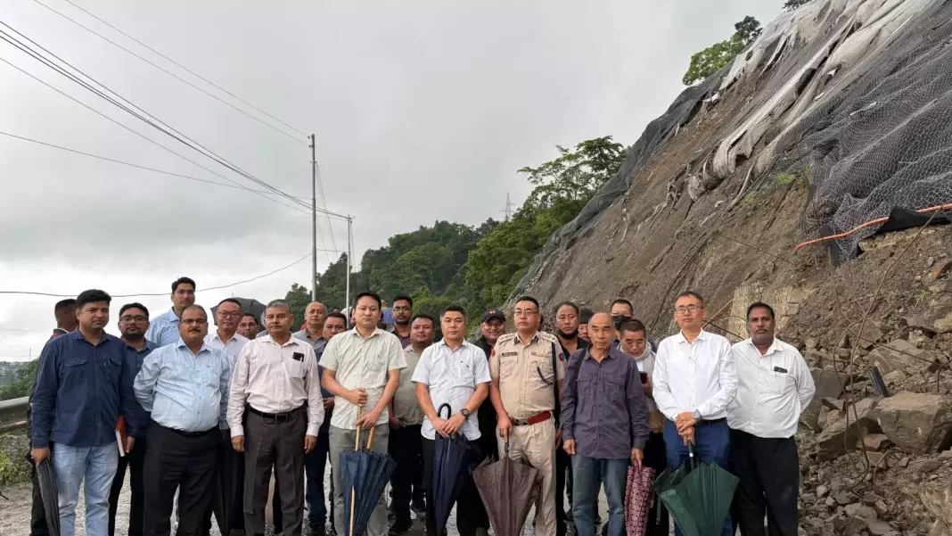 कोहिमा के DC ने फेसामा सिंकिंग ज़ोन का निरीक्षण किया कोहिमा के DC ने फेसामा सिंकिंग ज़ोन का निरीक्षण किया