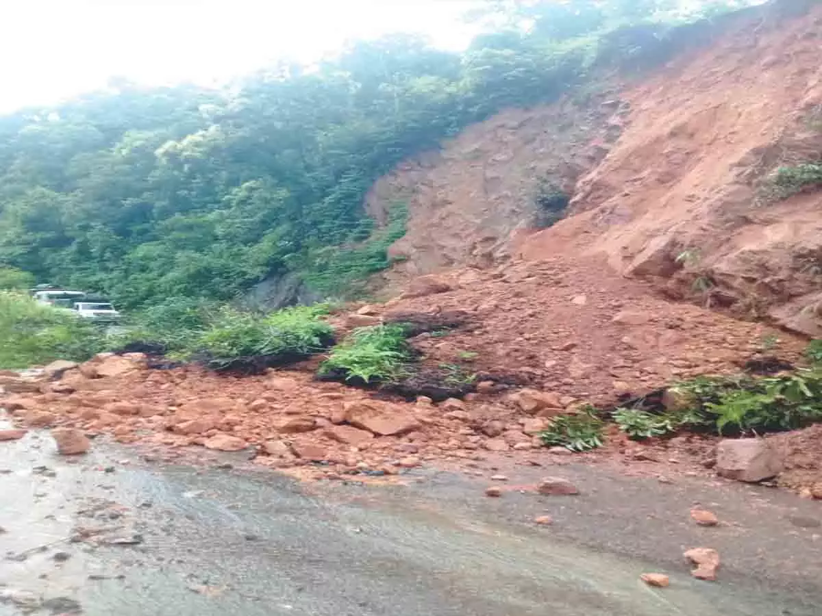 भूस्खलन से वोखा-मेरापानी मार्ग बाधित हो गया भूस्खलन से वोखा-मेरापानी मार्ग बाधित हो गया