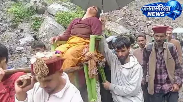 मजबूरी में महिला को कंधों पर ढोया, अस्पताल पहुंचाया मजबूरी में महिला को कंधों पर ढोया, अस्पताल पहुंचाया