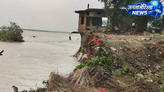 बलिया में नदी का कहर, एक रात में उजड़े 9 परिवार बलिया में नदी का कहर, एक रात में उजड़े 9 परिवार