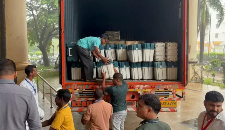 सुरक्षित स्टोरेज के लिए दक्षिण गोवा में EVM और VVPAT की नई खेप पहुँची सुरक्षित स्टोरेज के लिए दक्षिण गोवा में EVM और VVPAT की नई खेप पहुँची