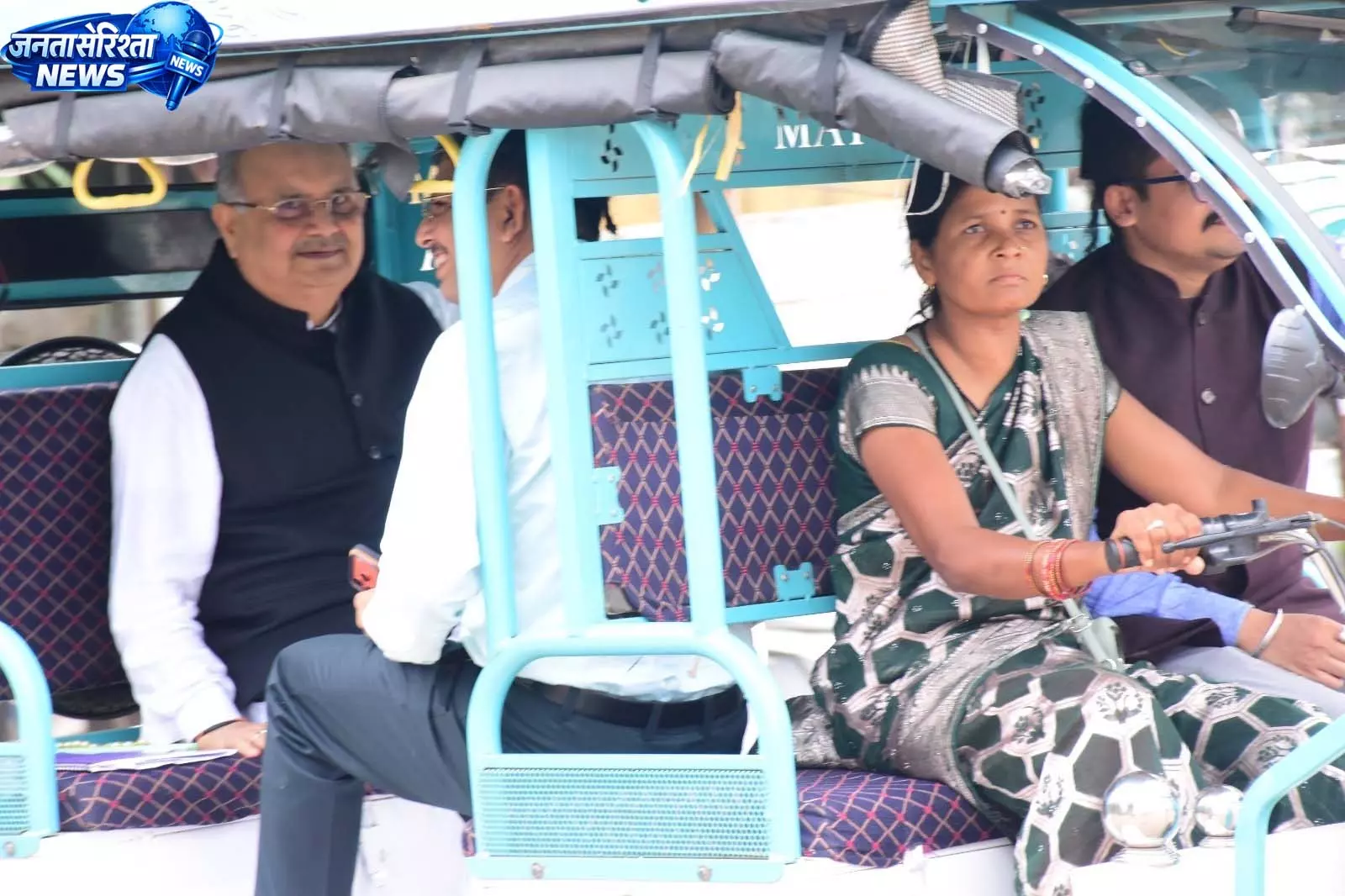 ई-रिक्शा में बैठकर स्पीकर हाउस के लिए रवाना हुए डॉ. रमन सिंह ई-रिक्शा में बैठकर स्पीकर हाउस के लिए रवाना हुए डॉ. रमन सिंह