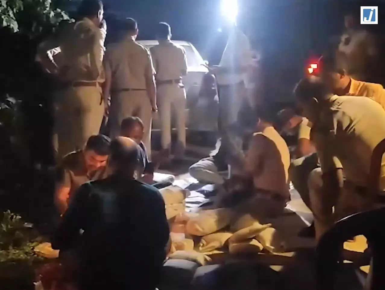 NH-16 बना तस्करों का रास्ता! पुलिस ने 28 किलो गांजे की खेप कार से पकड़ी NH-16 बना तस्करों का रास्ता! पुलिस ने 28 किलो गांजे की खेप कार से पकड़ी