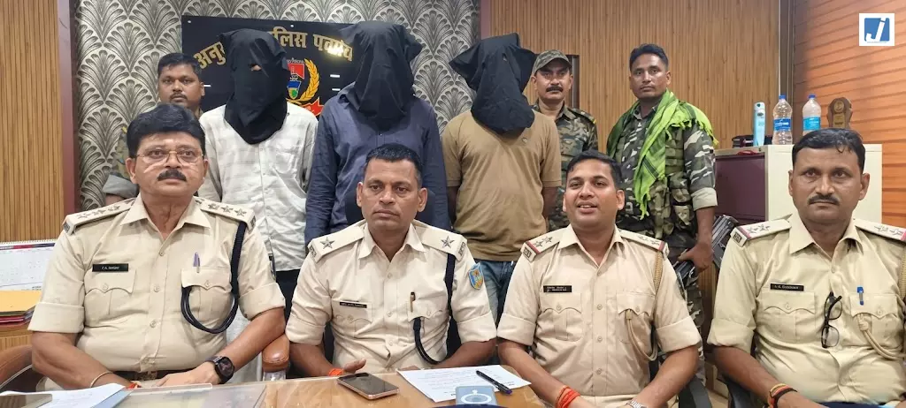 होटल से तीन हथियारबंद अपराधी गिरफ्तार, रिवॉल्वर और कारतूस बरामद होटल से तीन हथियारबंद अपराधी गिरफ्तार, रिवॉल्वर और कारतूस बरामद