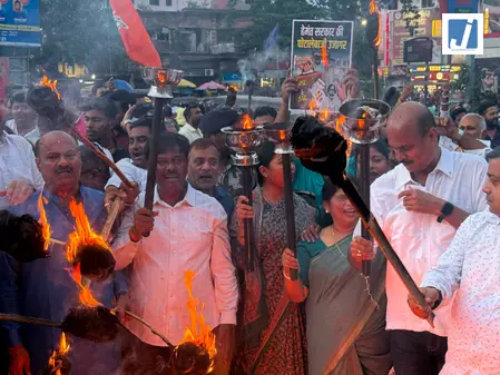 भर्ती परीक्षाओं में गड़बड़ी के खिलाफ सड़कों पर मशाल लेकर उतरी भाजपा भर्ती परीक्षाओं में गड़बड़ी के खिलाफ सड़कों पर मशाल लेकर उतरी भाजपा