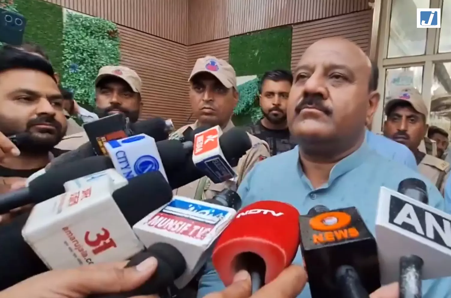 जम्मू-कश्मीर को राज्य का दर्जा देने की मांग दोहराई, डिप्टी सीएम बोले- केंद्र निभाए अपना वादा जम्मू-कश्मीर को राज्य का दर्जा देने की मांग दोहराई, डिप्टी सीएम बोले- केंद्र निभाए अपना वादा