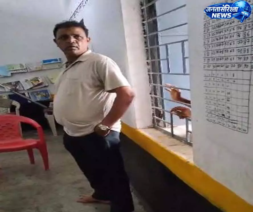 स्कूल में हेडमास्टर की कथित अश्लील हरकत, छात्राओं की शिकायत पर पुलिस कार्रवाई स्कूल में हेडमास्टर की कथित अश्लील हरकत, छात्राओं की शिकायत पर पुलिस कार्रवाई