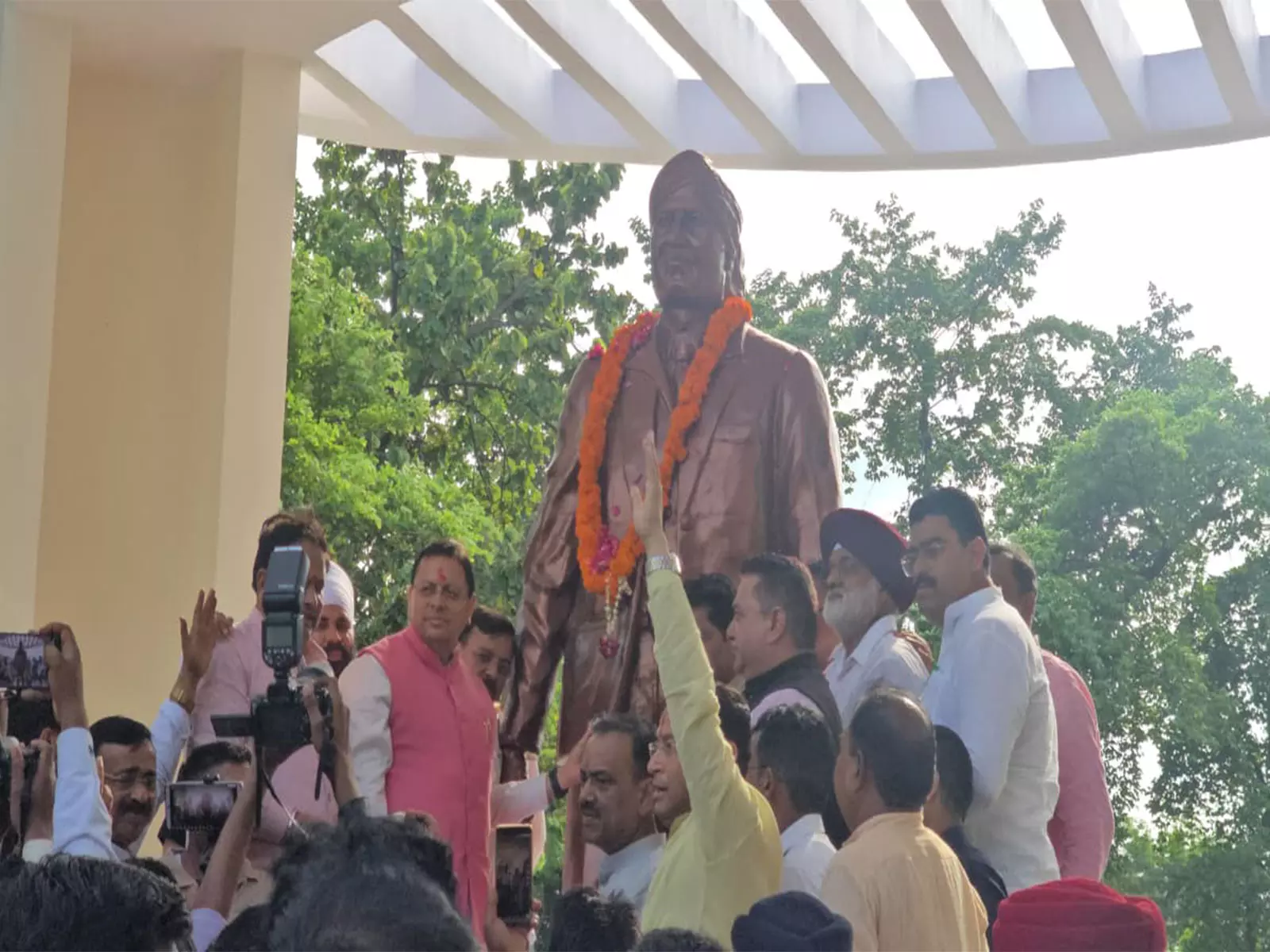 CM धामी ने शहीद ऊधम सिंह की 9 फीट कांस्य प्रतिमा का किया अनावरण CM धामी ने शहीद ऊधम सिंह की 9 फीट कांस्य प्रतिमा का किया अनावरण