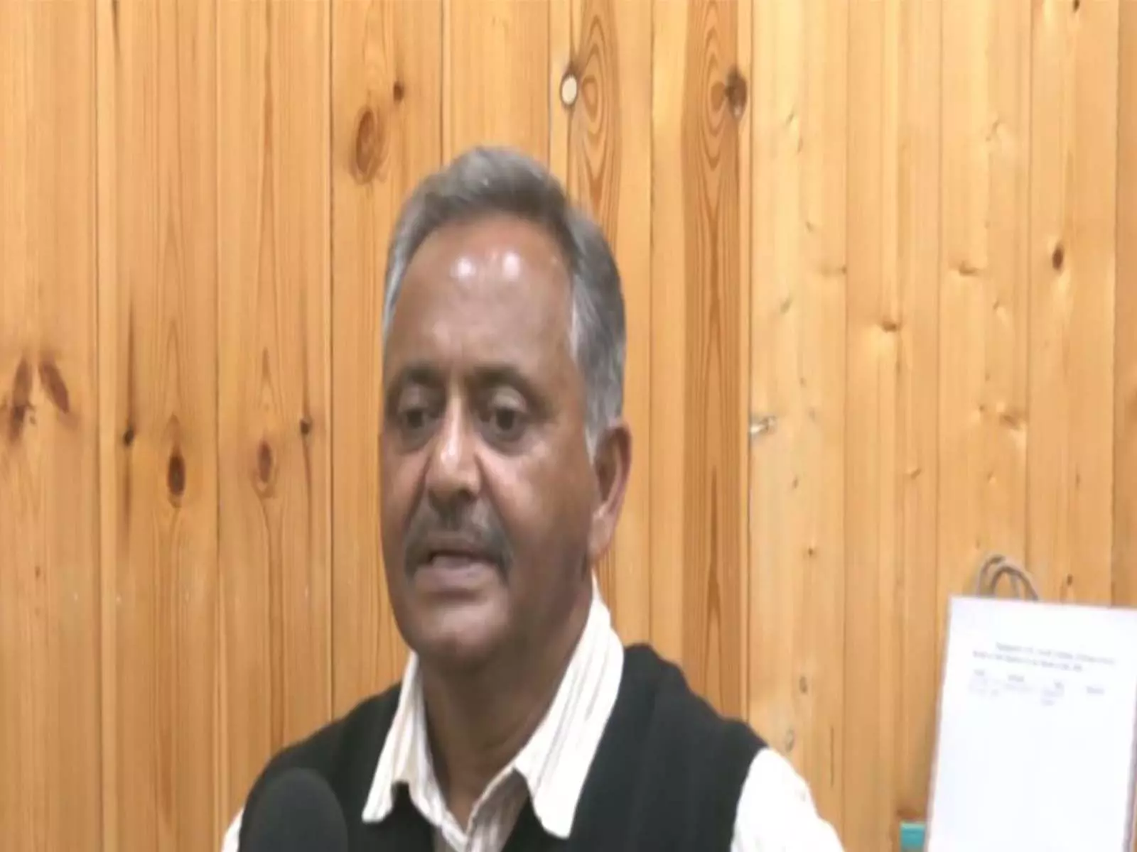 HP शिक्षा मंत्री ने स्कूल सुधारों की समीक्षा के संकेत दिए, पेपर लीक पर सख्ती HP शिक्षा मंत्री ने स्कूल सुधारों की समीक्षा के संकेत दिए, पेपर लीक पर सख्ती