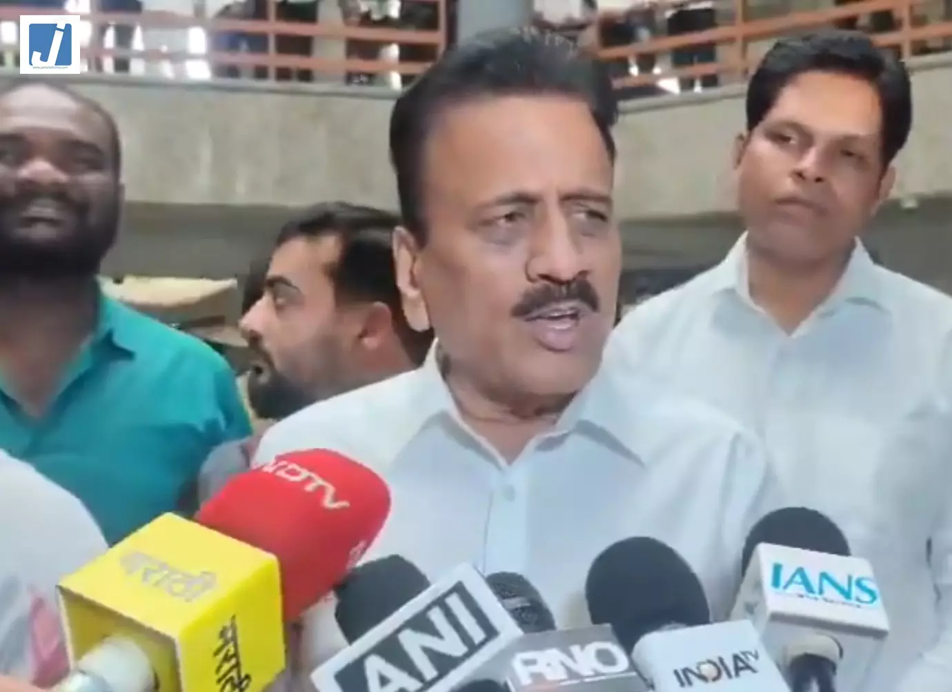 सड़क हादसे के बाद एक्शन में महाराष्ट्र सरकार सड़क हादसे के बाद एक्शन में महाराष्ट्र सरकार