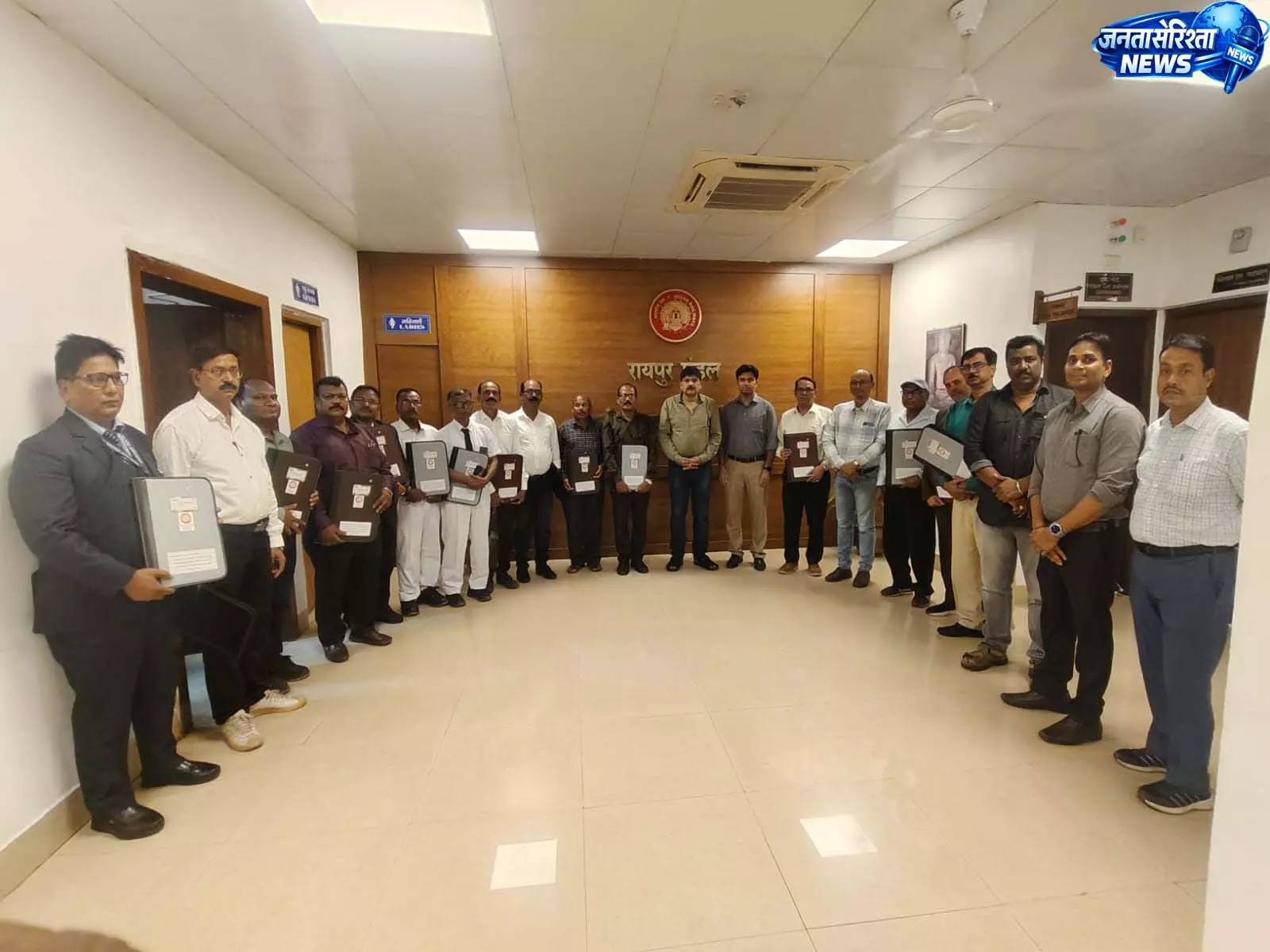रेल परिवार से रायपुर मंडल के 17 सदस्य हुए सेवानिवृत्त रेल परिवार से रायपुर मंडल के 17 सदस्य हुए सेवानिवृत्त