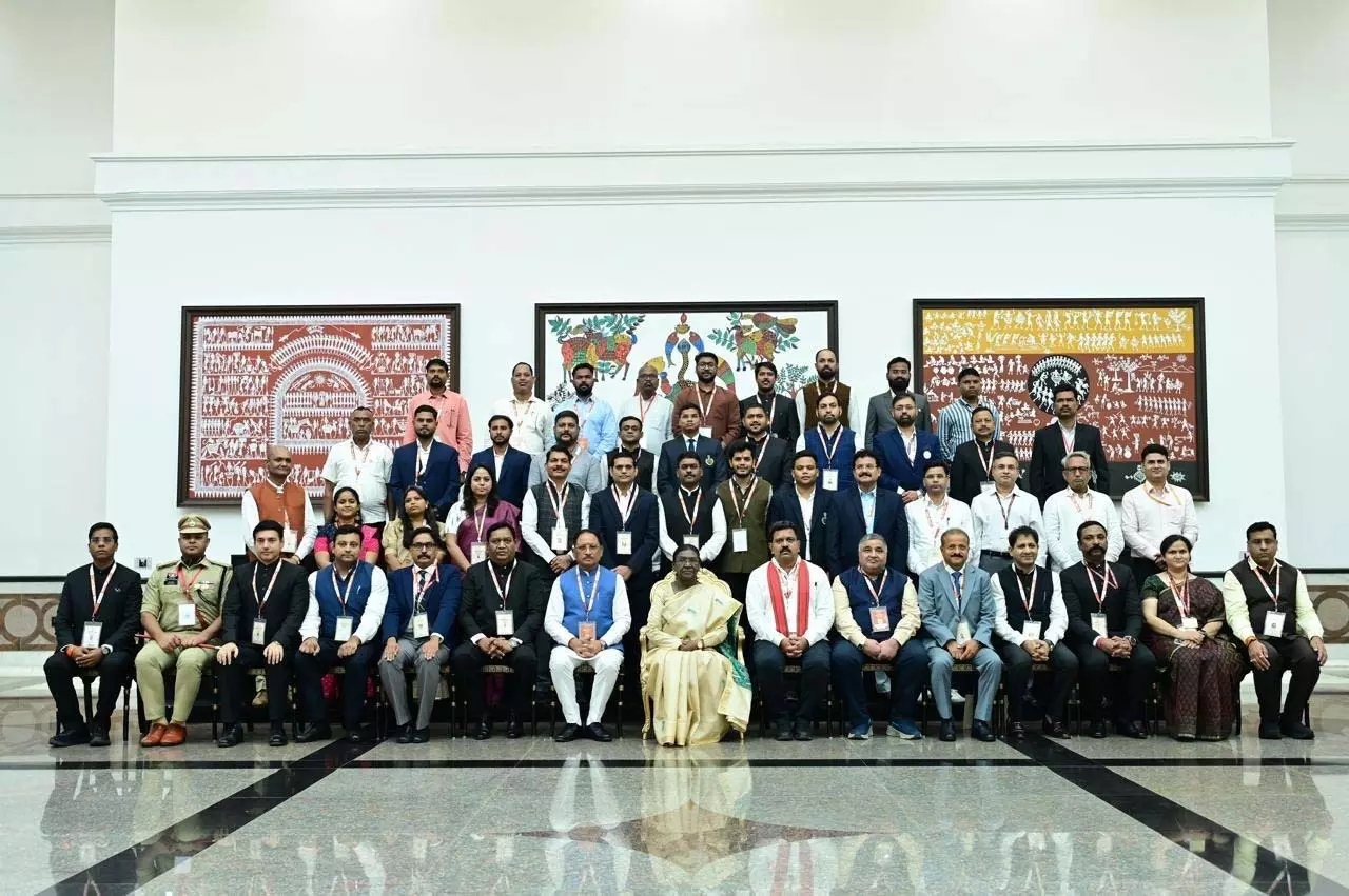 राष्ट्रपति भवन के विशेष अतिथि बने बस्तर के मांझी-चालकी राष्ट्रपति भवन के विशेष अतिथि बने बस्तर के मांझी-चालकी