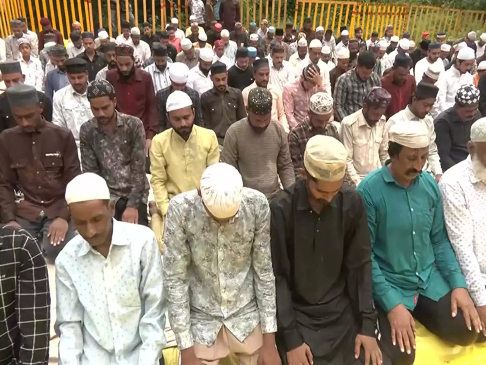 धार भोजशाला परिसर के पास कड़ी सुरक्षा में मुस्लिम समुदाय ने अदा की जुमे की नमाज धार भोजशाला परिसर के पास कड़ी सुरक्षा में मुस्लिम समुदाय ने अदा की जुमे की नमाज
