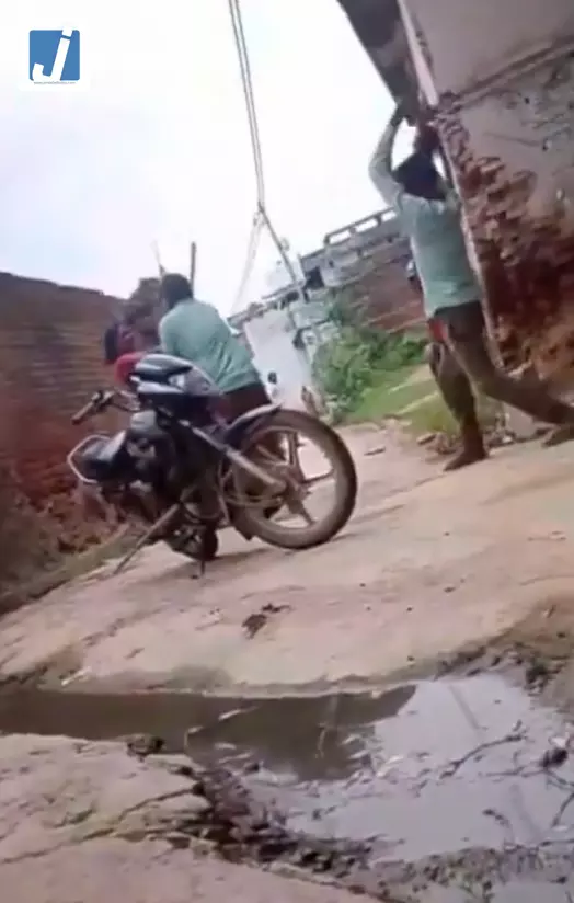 गांव के दबंग ने मां-बेटे समेत परिवार पर बरसाईं लाठियां, मारपीट का वीडियो वायरल गांव के दबंग ने मां-बेटे समेत परिवार पर बरसाईं लाठियां, मारपीट का वीडियो वायरल