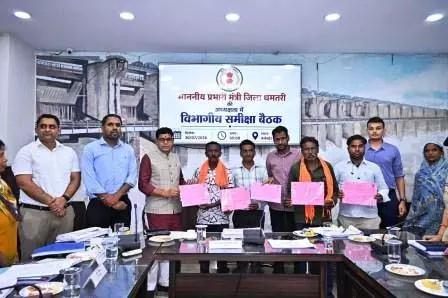 नामांतरण-बंटवारा सहित स्वामित्व कार्ड के प्रकरण समय पर निपटाएं: मंत्री टंकराम वर्मा