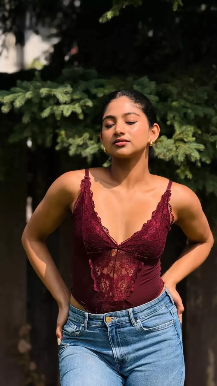 मैरून लेस बॉडीसूट में एन सिंधु जॉनी का बोल्ड फैशन लुक