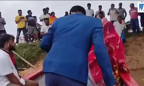 बाढ़ के बीच हुई अनोखी विदाई...पानी का कहर भी न रोक सका शादी बाढ़ के बीच हुई अनोखी विदाई...पानी का कहर भी न रोक सका शादी