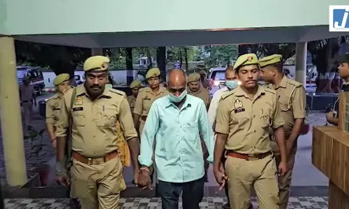 आंखों में मिर्च पाउडर, फिर फावड़े के डंडे से वार...संपत्ति के लालच में बहू ने ली ससुर की जान आंखों में मिर्च पाउडर, फिर फावड़े के डंडे से वार...संपत्ति के लालच में बहू ने ली ससुर की जान