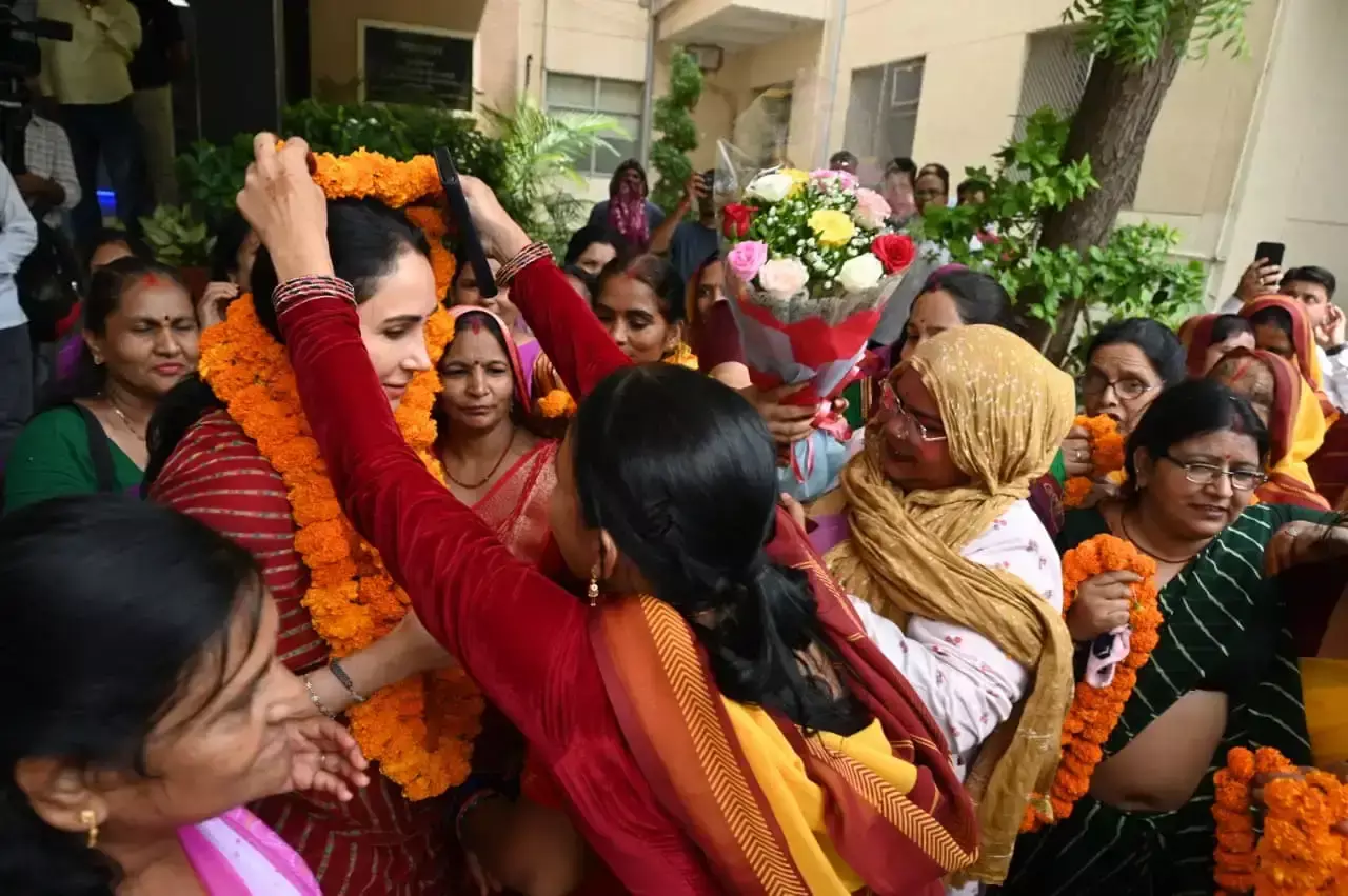 Jaipur: उपमुख्यमंत्री दीया कुमारी के स्वागत में जुटीं आंगनबाड़ी कार्यकर्ता