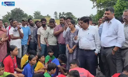 प्राचार्य से परेशान बच्चे सड़क में बैठे, अभद्र व्यवहार करने का आरोप प्राचार्य से परेशान बच्चे सड़क में बैठे, अभद्र व्यवहार करने का आरोप
