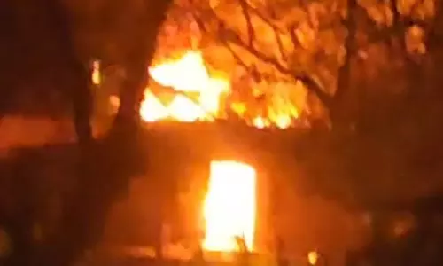 Nainital: नैनीताल में गैस सिलेंडर फटा, दो दुकानें आग की चपेट में Nainital: नैनीताल में गैस सिलेंडर फटा, दो दुकानें आग की चपेट में