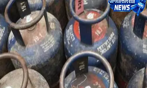 गोरखपुर में 19 किलो कमर्शियल सिलिंडर ₹192 सस्ता, कारोबारियों को मिली बड़ी राहत गोरखपुर में 19 किलो कमर्शियल सिलिंडर ₹192 सस्ता, कारोबारियों को मिली बड़ी राहत
