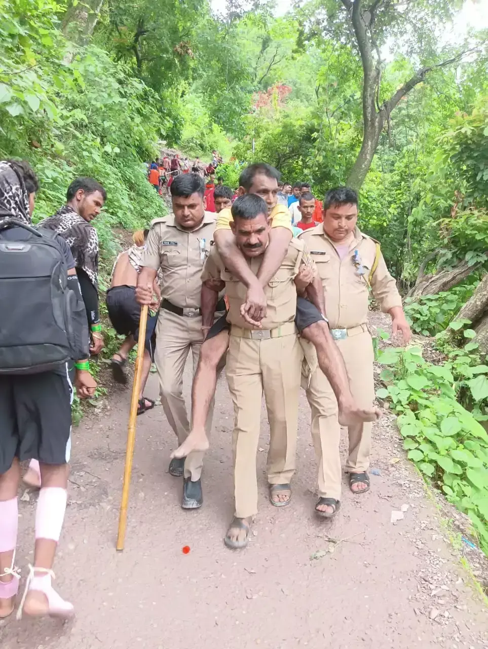 Pauri Garhwal: पांच किलोमीटर पैदल ले जाकर पुलिस ने बचाई श्रद्धालु की जान Pauri Garhwal: पांच किलोमीटर पैदल ले जाकर पुलिस ने बचाई श्रद्धालु की जान