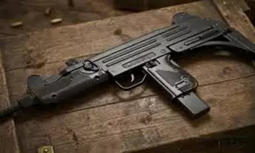 Srinagar: गलती से फायर हुई राइफल, जवान अस्पताल पहुंचा Srinagar: गलती से फायर हुई राइफल, जवान अस्पताल पहुंचा