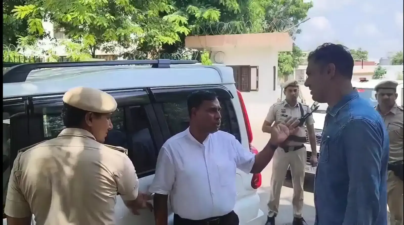 Jind: अदालत परिसर में बम की धमकी, पुलिस ने संभाला मोर्चा Jind: अदालत परिसर में बम की धमकी, पुलिस ने संभाला मोर्चा