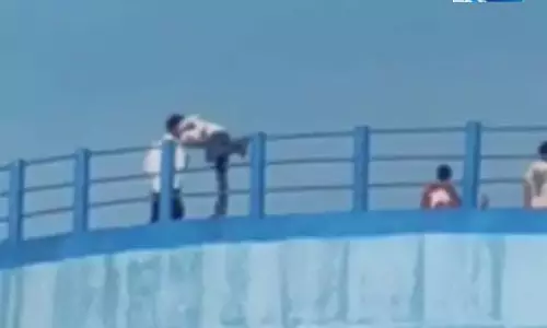 70 फीट ऊंची पानी टंकी में जानलेवा फोटोशूट 70 फीट ऊंची पानी टंकी में जानलेवा फोटोशूट