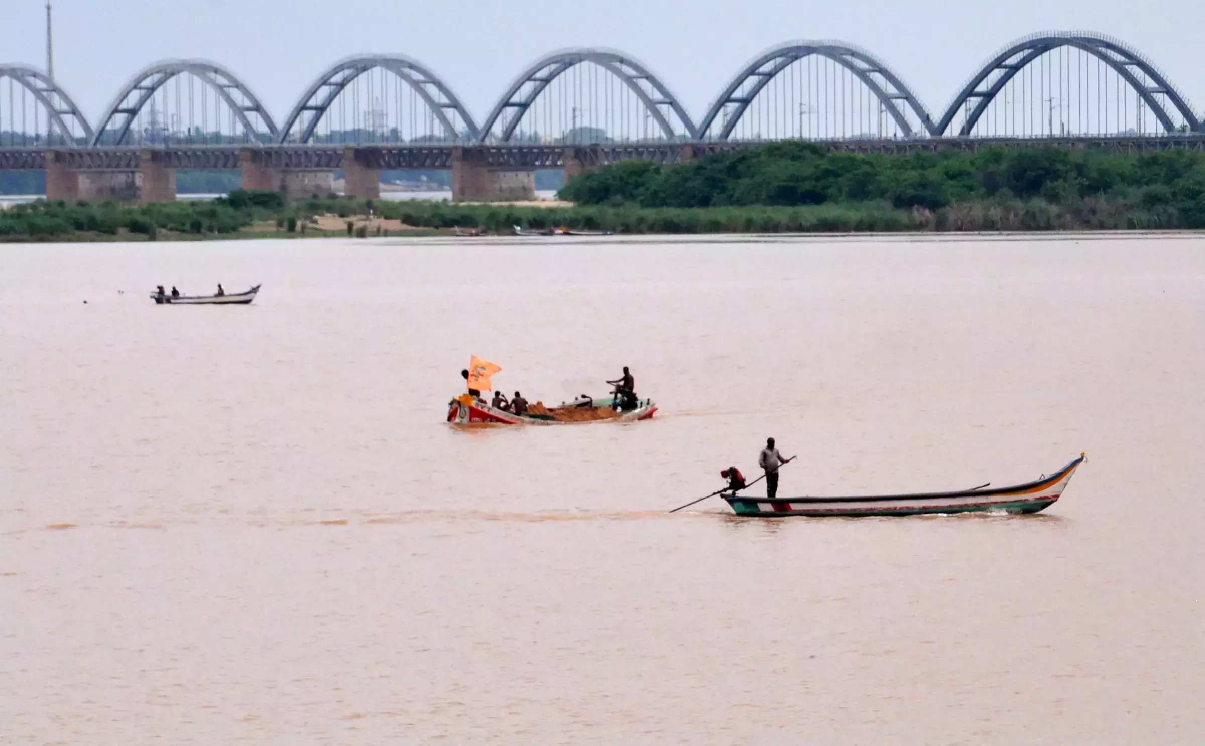 गोदावरी पहले बाढ़ चेतावनी स्तर को पार करने को तैयार; एपी हाई अलर्ट पर गोदावरी पहले बाढ़ चेतावनी स्तर को पार करने को तैयार; एपी हाई अलर्ट पर