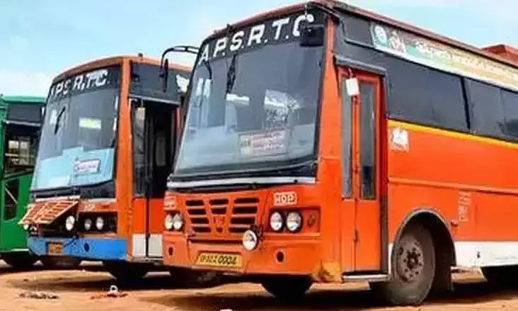 ड्राइविंग के दौरान मोबाइल फोन का इस्तेमाल करने पर एपीएसआरटीसी ड्राइवर को ड्यूटी से हटा दिया गया ड्राइविंग के दौरान मोबाइल फोन का इस्तेमाल करने पर एपीएसआरटीसी ड्राइवर को ड्यूटी से हटा दिया गया