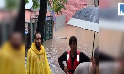 Jammu and Kashmir: जम्मू-कश्मीर में लगातार बारिश से हालात बिगड़े Jammu and Kashmir: जम्मू-कश्मीर में लगातार बारिश से हालात बिगड़े